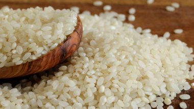 Bir kaşık yuvarlak risotto pilavı, yakın plan, masanın üstünde.