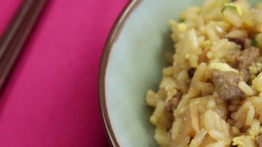 Kızarmış biftek, şitake mantarı ve sebze.