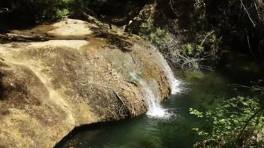 Provence 'deki şelale. Şelale turkuaz ve zümrüt renkli havuzlara akar. Sonra su küçük havuzlara akar ve küçük şelaleler oluşturur..
