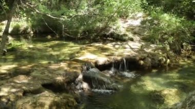 Provence 'deki şelale. Şelale turkuaz ve zümrüt renkli havuzlara akar. Sonra su küçük havuzlara akar ve küçük şelaleler oluşturur..