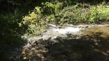 Provence 'deki şelale. Şelale turkuaz ve zümrüt renkli havuzlara akar. Sonra su küçük havuzlara akar ve küçük şelaleler oluşturur..