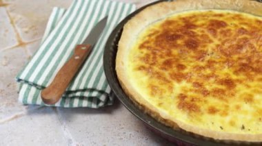 Peynirli turta, yakın plan, masanın üstünde.