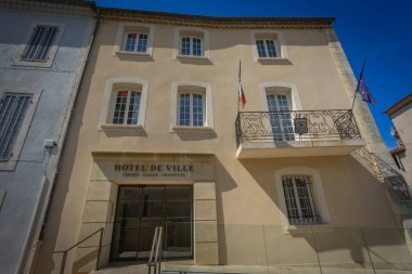 Greoux-les-Bains, Provence-Alpes-Cote d 'Azur, Fransa - 07052023: Greoux-les-Bains belediye binasının dış görünüşü