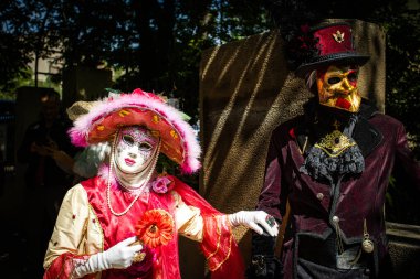 Groux-les-Bains, Provence-Alpes-Cte d 'Azur, Fransa - 07052023: Venedik Maskeli Halk Yürüyüşü 