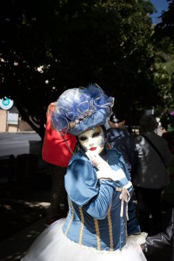 Groux-les-Bains, Provence-Alpes-Cte d 'Azur, Fransa - 07052023: Venedik Maskeli Halk Yürüyüşü 
