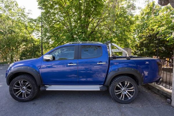 Groux-les-Bains, Provence-Alpes-Cote d 'Azur, Fransa - 07052023: Otoparktaki Isuzu D-Max marka off-road aracının yan görüntüsü