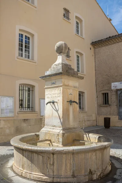 法国普罗旺斯Groux Les Bains纪念喷泉 — 图库照片