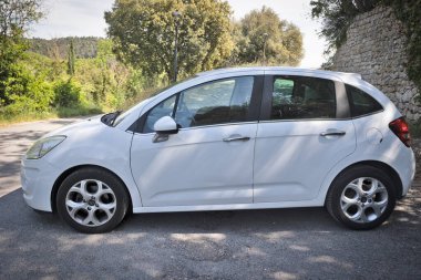 Greoux-les-Bains, Provence-Alpes-Cote d 'Azur, Fransa - 07052023: Yolun kenarına park edilmiş beyaz bir Citroen C3 marka arabanın yan görüntüsü
