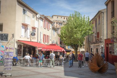Greoux-les-Bains, Provence-Alpes-Cote d 'Azur, Fransa - 05072023: Mayıs' ta Greoux-les-Bains şehir merkezindeki bir caddenin görüntüsü