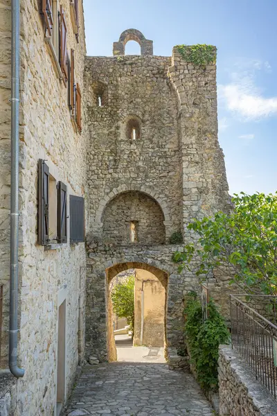 Groux Les Bains Kasabasının Sokaklarında Taş Kemerli Kapı — Stok fotoğraf