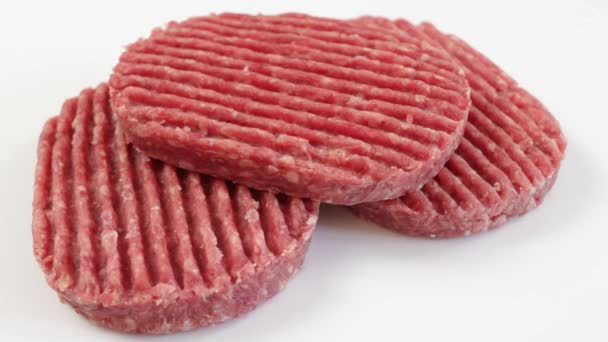 Close Hambúrgueres Carne Crua Isolados Fundo Branco — Vídeo de Stock
