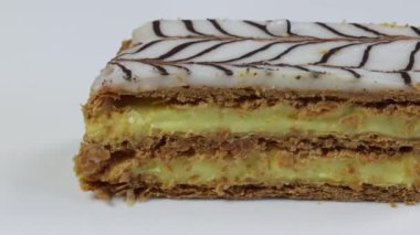 Beyaz arkaplanda izole edilmiş milföy kekinin yakın görüntüsü