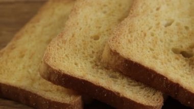Birkaç rusk, yakın plan, ahşap bir masanın üzerinde.
