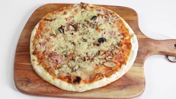 Pizza Industrial Con Jamón Champiñones Sobre Una Mesa — Vídeos de Stock