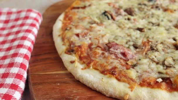 Pizza Przemysłowa Szynką Grzybami Stole — Wideo stockowe
