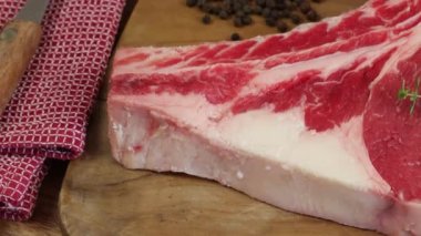 Çiğ pirzola, yakın plan, kesme tahtasında.