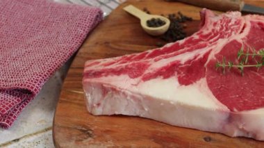 Çiğ pirzola, yakın plan, kesme tahtasında.