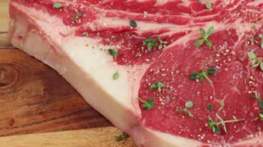 Çiğ pirzola, yakın plan, kesme tahtasında.