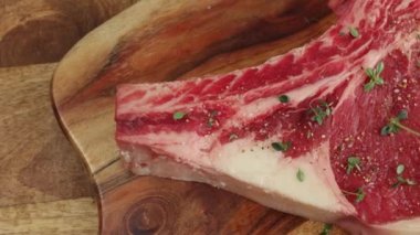 Çiğ pirzola, yakın plan, kesme tahtasında.