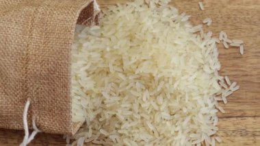 Bir çuval çiğ beyaz pirinç, yakın plan, masanın üzerinde.
