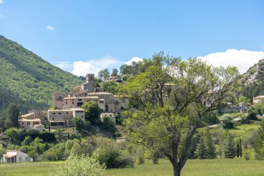 Köyü ve Vaucluse 'daki Entrechaux şatosunu görüyoruz.