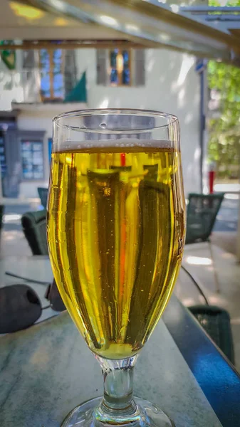 Ποτήρι Μπύρα Κοντινό Πλάνο Τοποθετείται Ένα Τραπέζι Cafe Βεράντα — Φωτογραφία Αρχείου