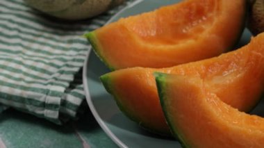 kavun parçaları, yakın plan, masanın üstünde.