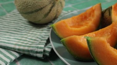 kavun parçaları, yakın plan, masanın üstünde.