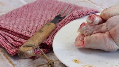 Çiğ horoz, yakın plan, tabakta.