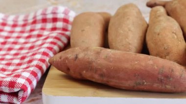 Birkaç çiğ patates, yakın plan, masanın üstünde.