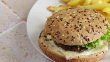 Hamburger ve patates kızartması, yakın plan, tabakta.