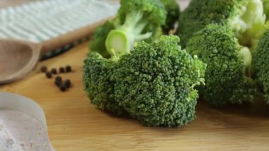 Çiğ brokoli yakın plan, kesme tahtasında.