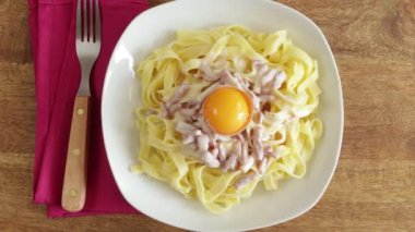 Carbonara soslu tagliatelle tabağı.