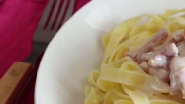 Carbonara soslu tagliatelle tabağı.