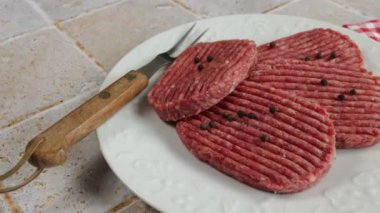 Çiğ biftek, yakın plan, tabakta.