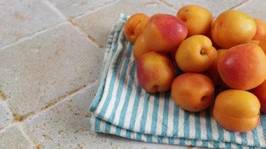 Kayısı yığını, yakın plan, masanın üstünde.