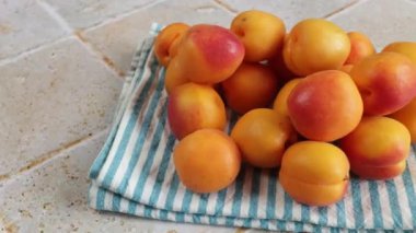 Kayısı yığını, yakın plan, masanın üstünde.