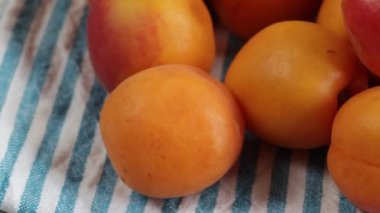 Kayısı yığını, yakın plan, masanın üstünde.