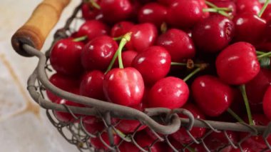 Kiraz yığını, yakın plan, sepette.