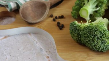 Çiğ brokoli yakın plan, kesme tahtasında.