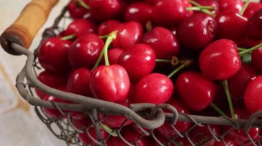 Kiraz yığını, yakın plan, sepette.