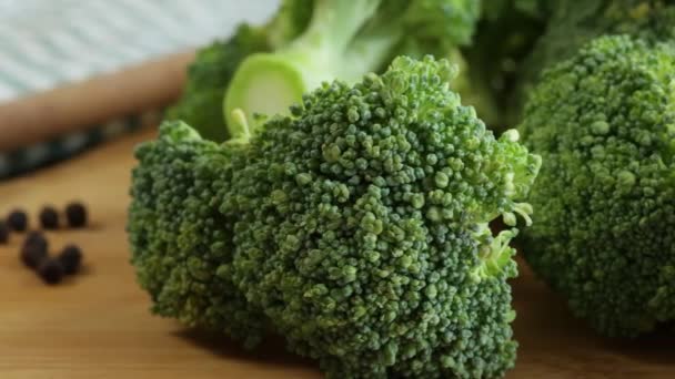 Brokoli Mentah Close Pada Papan Potong — Stok Video