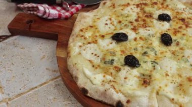 Keçi peynirli pizza, yakın plan.