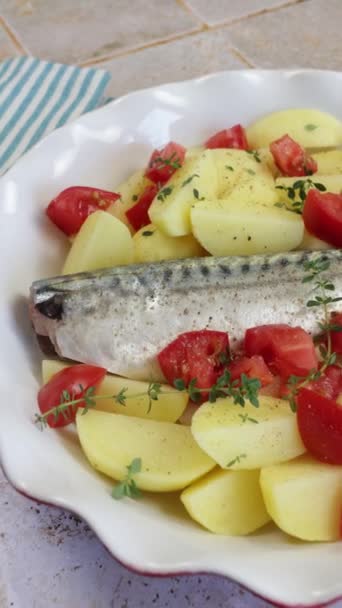 Fisch Makrele Mit Kartoffeln Tomaten Thymian Und Zwiebeln Einem Gericht — Stockvideo