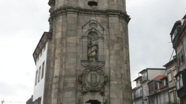 Porto şehrindeki Clerigos kilisesinin kulesi (Portekiz)