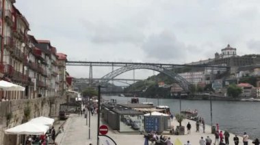 Porto 'daki Dom-Lus köprüsü ve Porto' daki Cais de Ribeira (Portekiz))