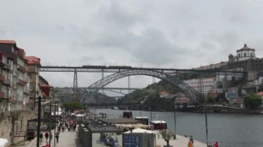 Porto 'daki Dom-Lus köprüsü ve Porto' daki Cais de Ribeira (Portekiz))