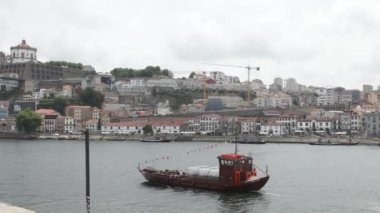 Rabelo teknesi, Porto 'da Dom-Lus köprüsü ve Porto şehrinde Cais de Ribeira (Portekiz)