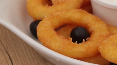 Roma usulü kalamar yemeği, yakın plan.