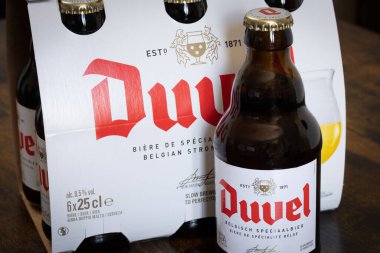 Vaison le Romaine, Vaucluse, Fransa - 12052023: 6 Duvel marka cam şişe, yakın çekim.